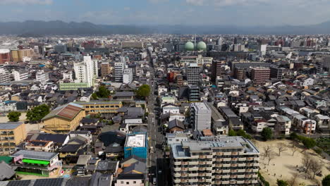 edificios y calles en la ciudad de kyoto en un día soleado en kansai, japón