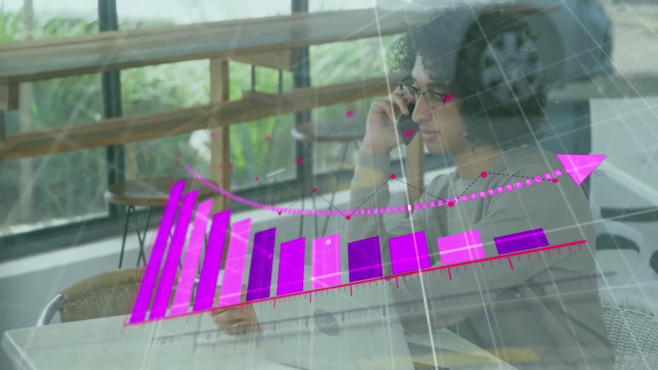 animación de flecha en el gráfico de caída y vehículo en la calle, hombre biracial hablando por teléfono celular