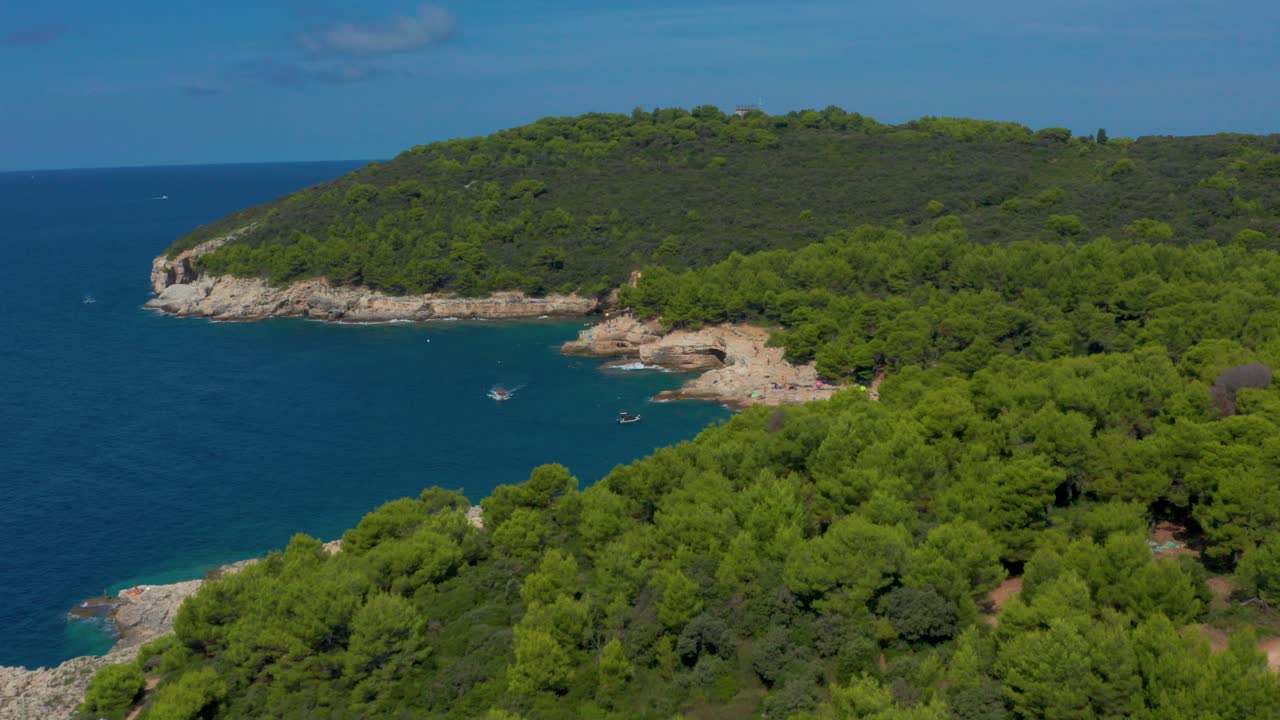 Ripresa aerea che sorvola un mini golfo croato con acque cristalline, Istria, Croazia