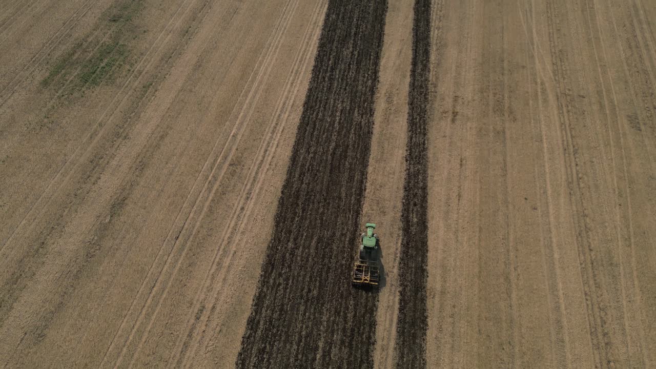 Trattore che ara un campo agricolo