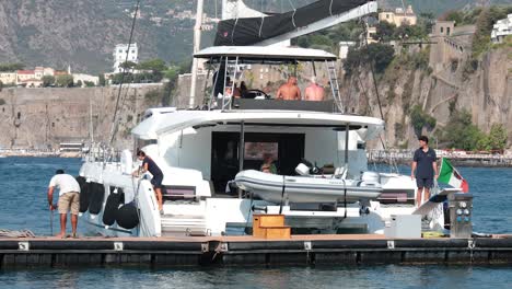 tripulación atracando un yate en sorrento, italia