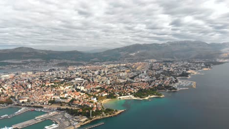 Schöne-Kroatische-Luftaufnahmen-Von-Split-City---Tropische-Strandküste