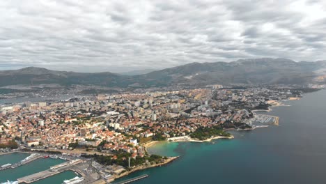 bellas imágenes aéreas de croacia de split city - costa de playa tropical