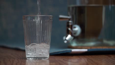 vierta agua en cámara lenta en un estudio de yoga