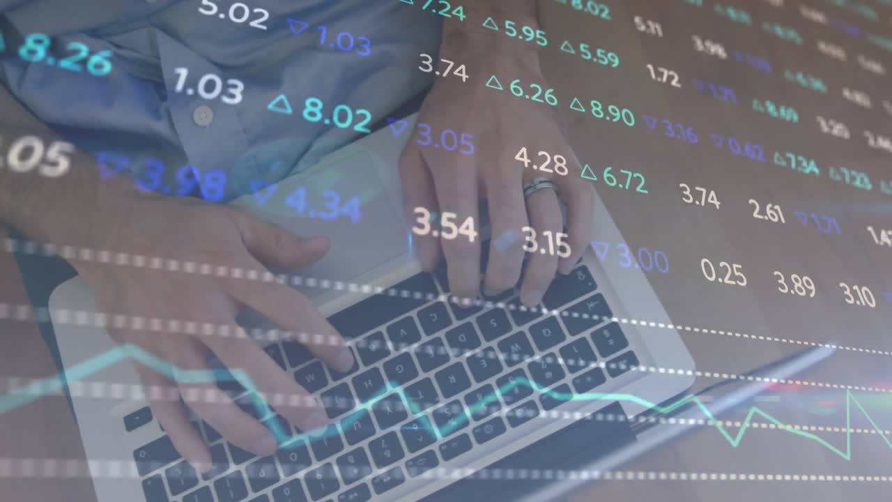 animación de la tabla de negociación desde arriba vista aérea de un hombre caucásico escribiendo en el teclado de una computadora portátil