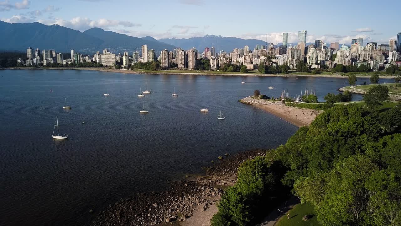 impresionante paisaje del centro de la ciudad y la playa de la bahía inglesa desde la playa de kitsilano con veleros en el océano azul en vancouver, columbia británica, canadá