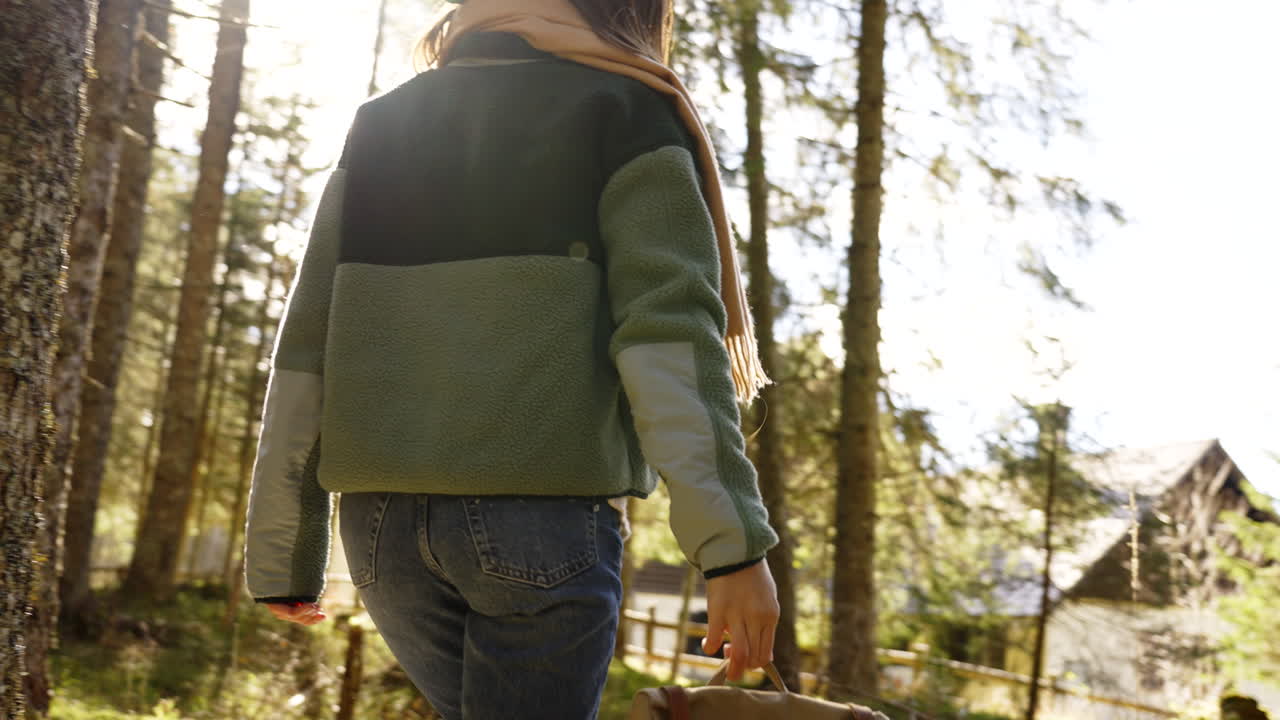 숲에서 하이킹하는 여자