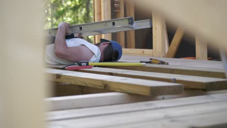 Verletzter-Mann-Mit-Gebrochenem-Arm,-Unfall-Auf-Baustelle,-Statischer-Schuss