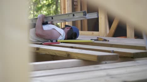 hombre herido con el brazo roto, accidente en el sitio de construcción, tiro estático