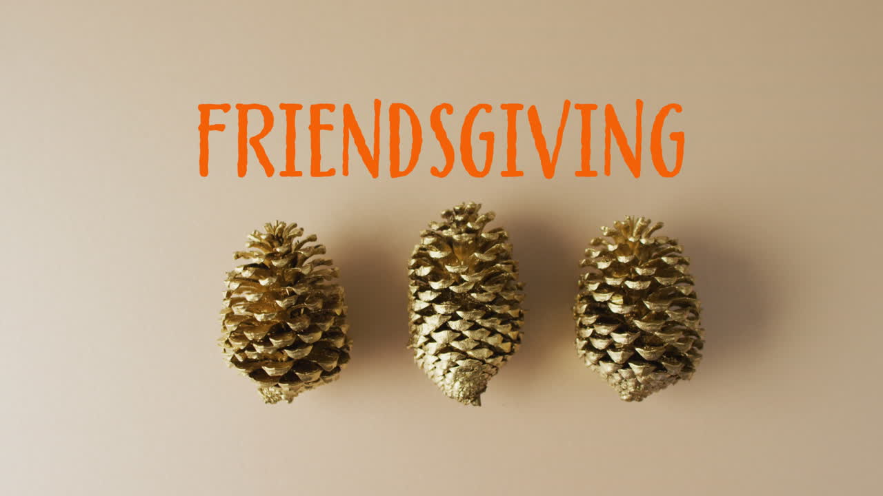 Animation af "Friendsgiving"-tekst og grankogler på brun baggrund