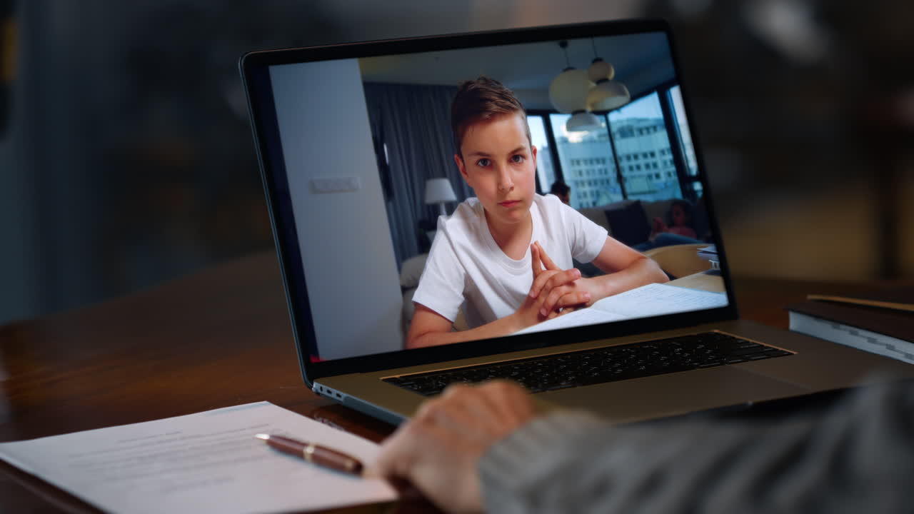 Dreng på videoopkald på bærbar computer
