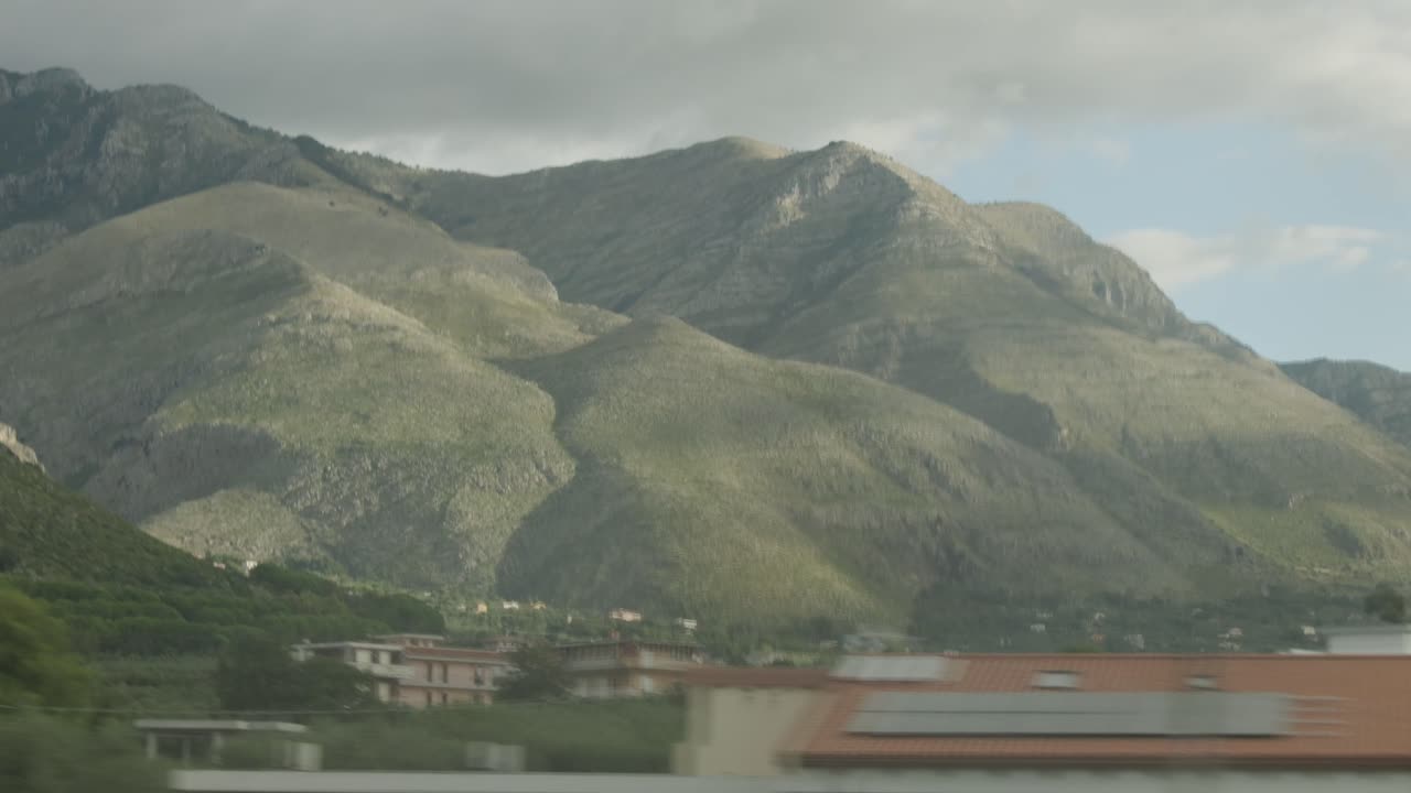 이탈리아의 장엄한 산을 지나가는 기차 여행