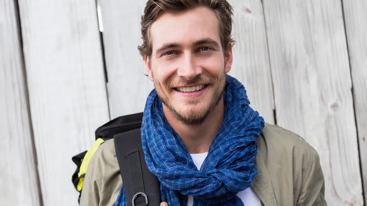 Portrett av kaukasisk mann som ser på kameraet og smiler