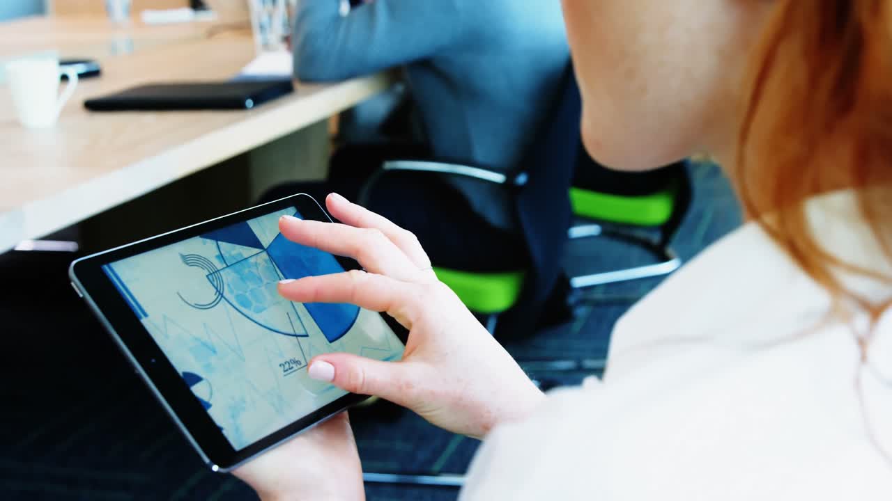 mujer ejecutiva que usa una tableta digital