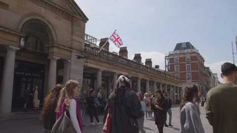 Tiendas-En-El-Mercado-De-Covent-Garden-Con-Turistas-En-Londres,-Reino-Unido