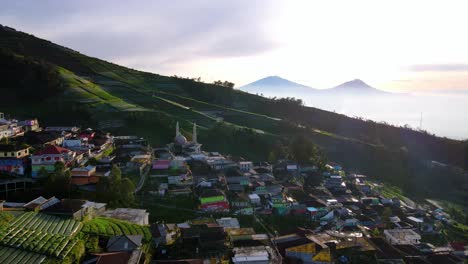 Vista-Panorámica-Aérea-Que-Revela-El-Pintoresco-Pueblo-De-Nepal-Van-Java-En-La-Ladera-De-Un-Volcán-Al-Atardecer