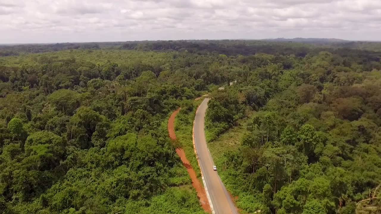 vista aérea de drones sobre una carretera, en la selva, en un día soleado, en nanga eboko, haute-sanaga, sur de camerún