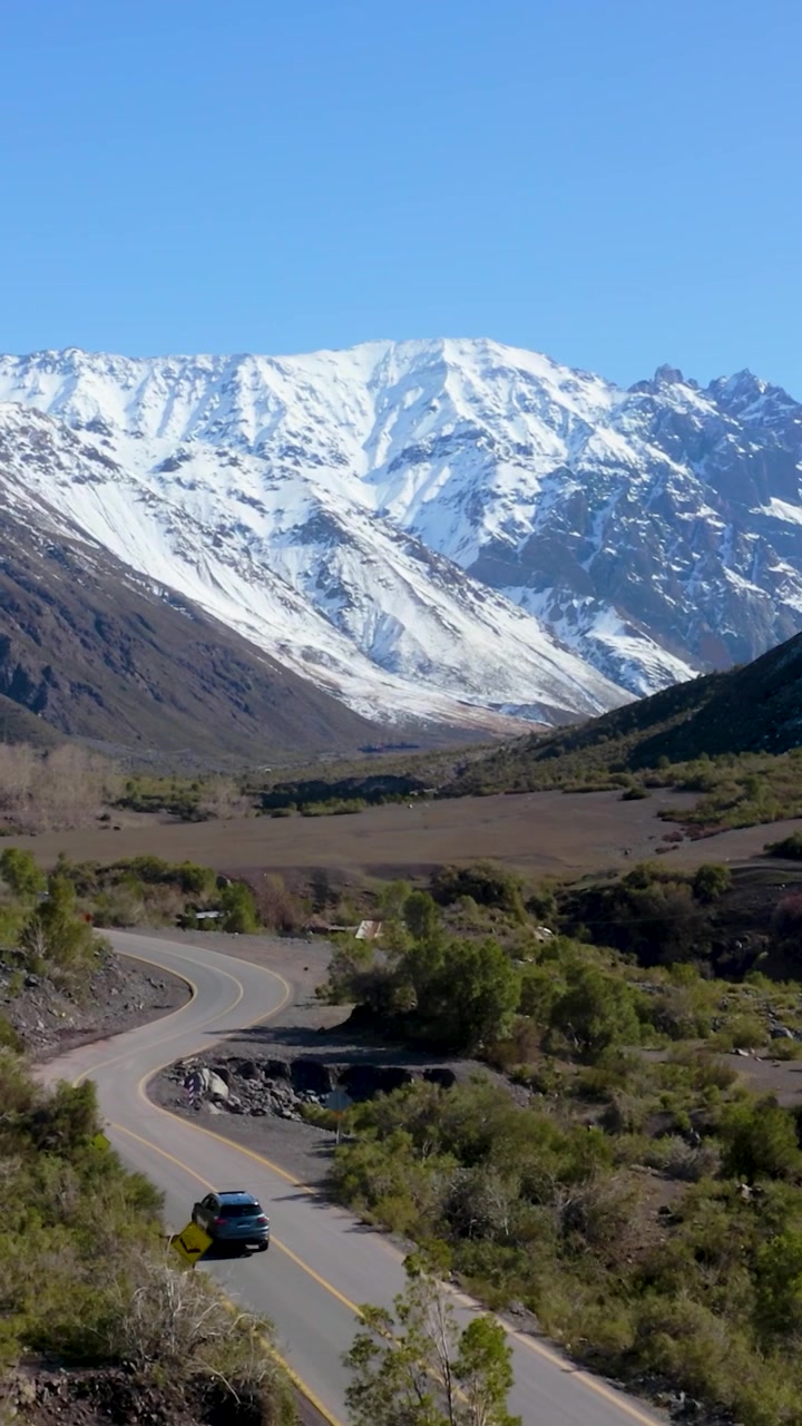 Cile, SUV fuoristrada che guida sull'autostrada di montagna del Cajon del Maipo