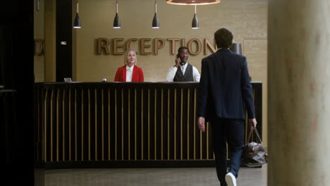 receptionisten die gasten in het hotel ontvangen