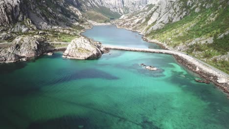 Vorwärts-Nähernde-Drohne-Schoss-über-Das-Meer-Mit-Felsigen-Klippen-Im-Hintergrund