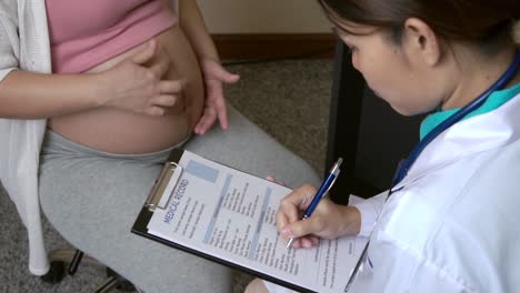 mujer embarazada y médico ginecólogo en el hospital