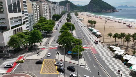 avenida atlántica en la playa de copacabana en río de janeiro, brasil