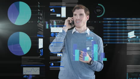 animación del procesamiento de datos sobre un empresario caucásico sonriente que usa un teléfono inteligente