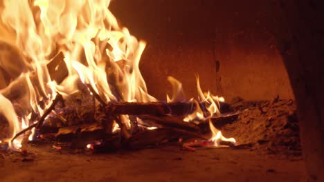 cerca de la sartén de un horno de leña en fuego movimiento lento