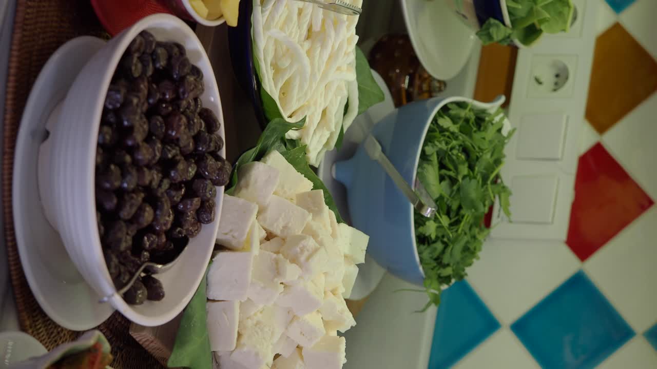 Buffet con olive, formaggio ed erbe aromatiche