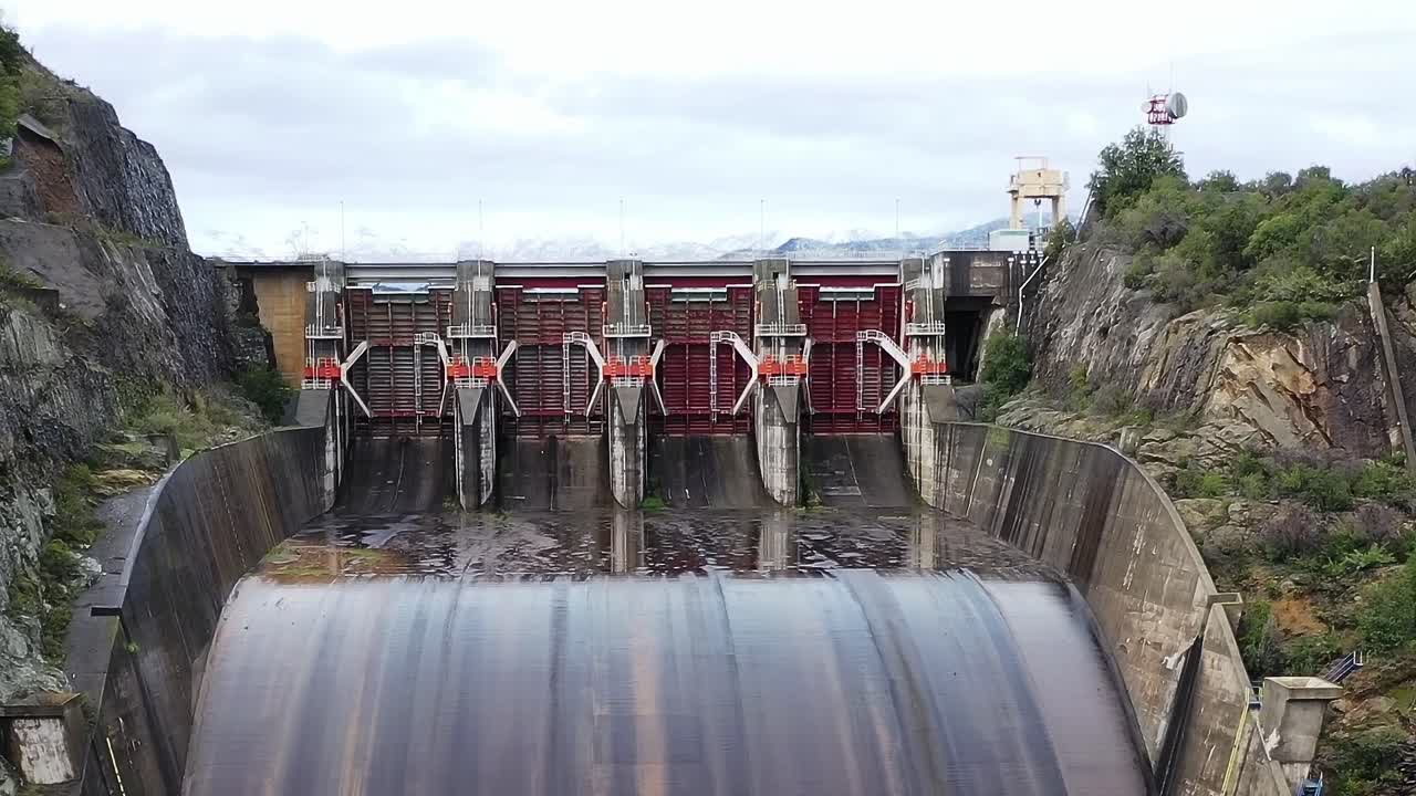 Presa de Colbún sobre el Lago Colbún en Chile con instalaciones de generación de energía.