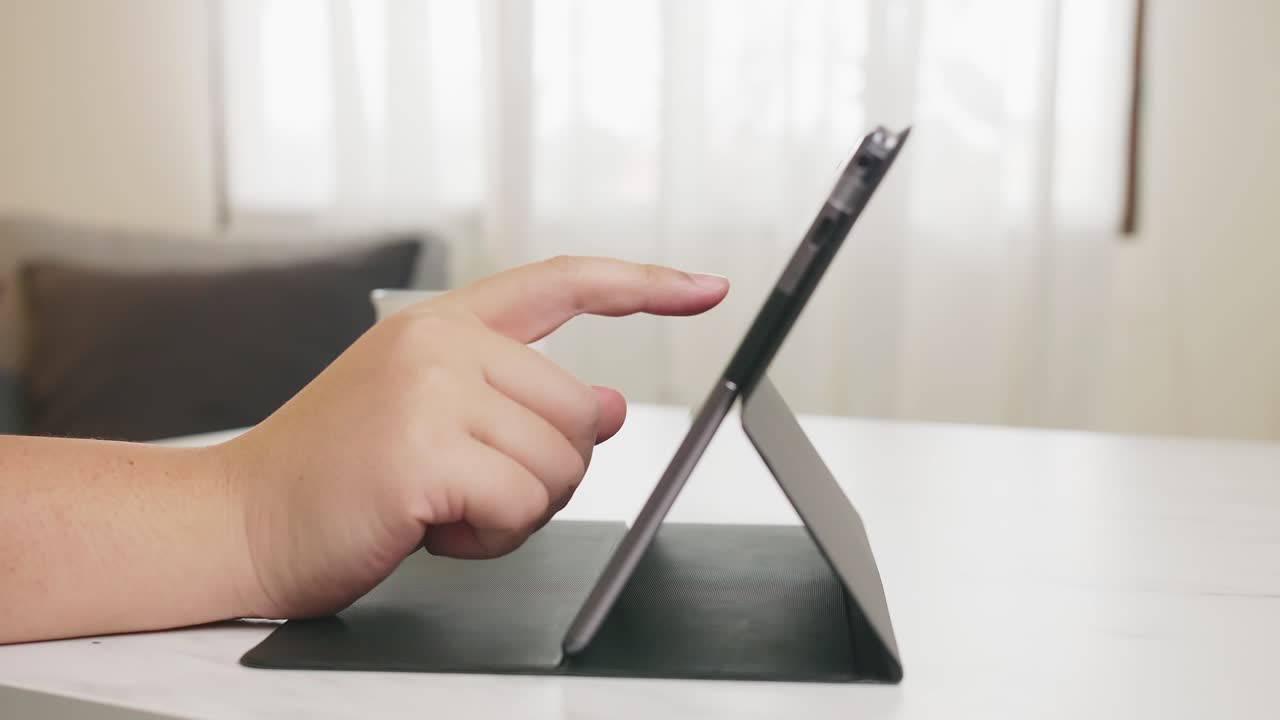 홈 오피스에서 디지털 태블릿을 사용하는 남자