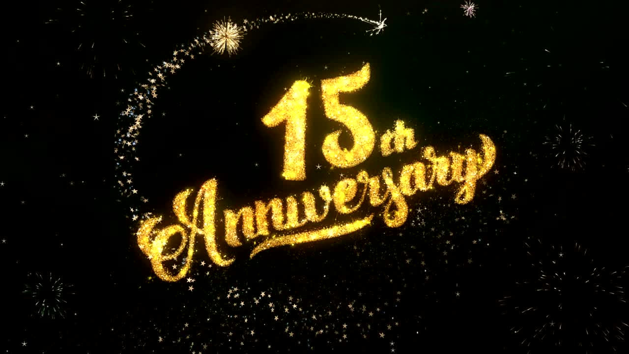Biglietto di auguri e auguri per il 15° anniversario realizzato con particelle di glitter e stelle filanti. Cielo notturno scuro illuminato con sfondo 4k di fuochi d'artificio colorati
