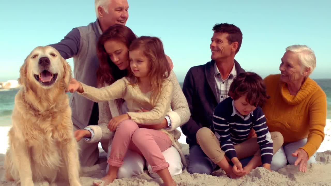 행복 한 가족 이 개 와 함께 미소 짓고 있다