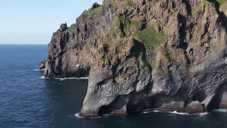 halldórsskora roca elefante debajo del monte eldfell en islandia isla heimaey, formación rocosa