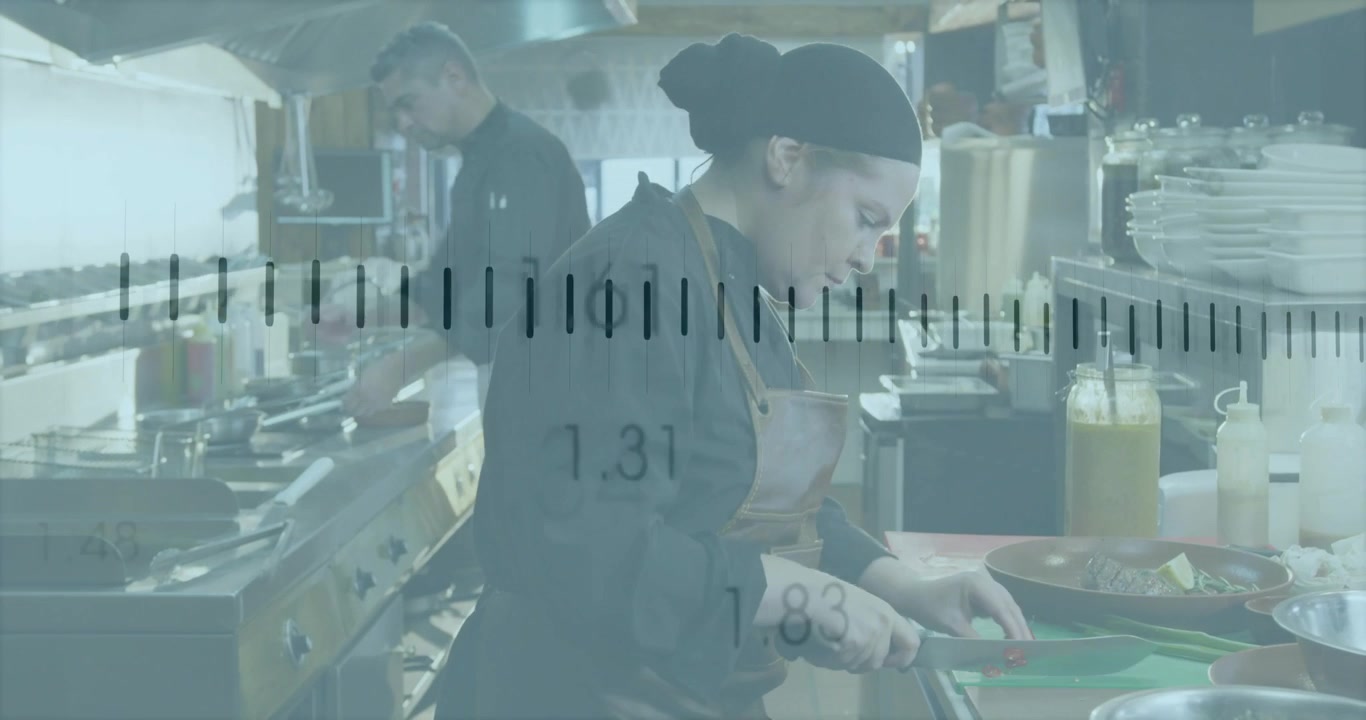 Chef donna che taglia su un tagliere verde, con un coltello che crea una sovrapposizione a forma d'onda e impiattando ordini di cucina