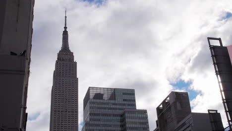 Edificio-Empire-State-En-Un-Día-Nublado-Con-Edificios-De-La-Ciudad-De-Nueva-York-En-Primer-Plano