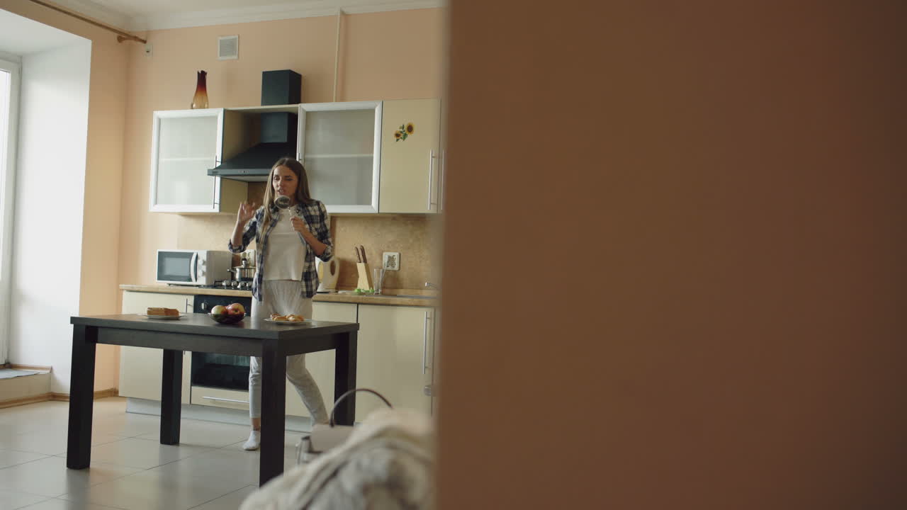 mujer bailando en la cocina