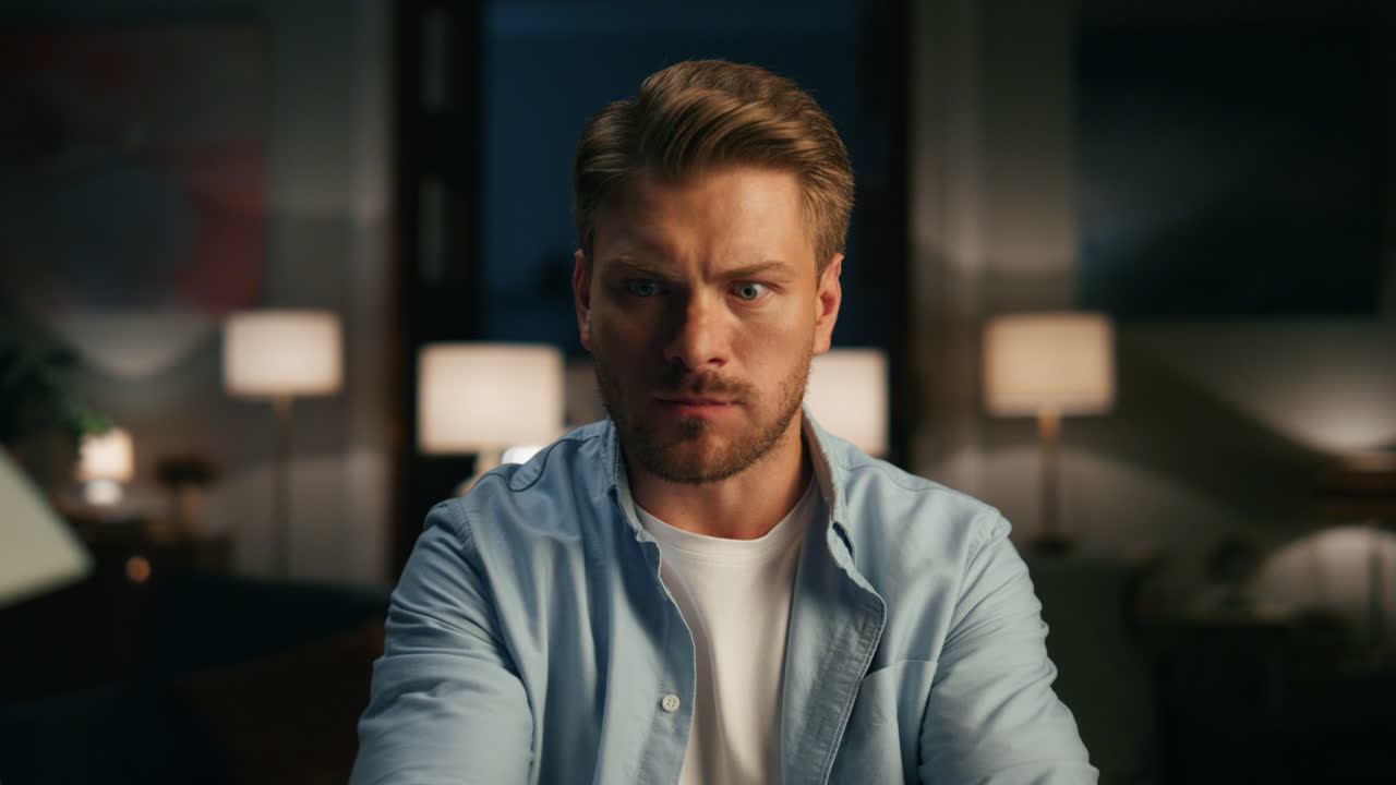 серьезный парень играет в видеоигру в плоском крупном плане. энергичный мужчина жестикулирует руками.