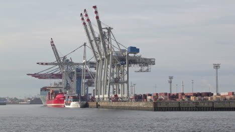 Unloading-of-the-cargo-ship