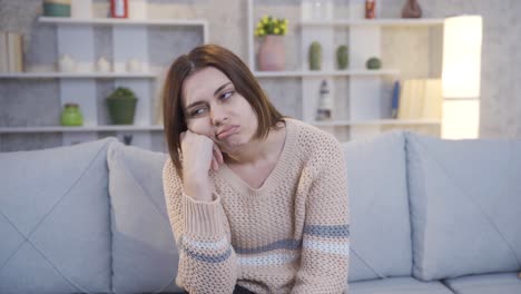 Mujer-Joven-Perezosa-Y-Aburrida-Mirando-La-Cámara.