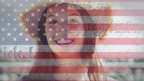 Verfassungstext-Und-Amerikanische-Flagge-Vor-Dem-Porträt-Einer-Kaukasischen-Frau,-Die-Im-Hintergrund-Lächelt