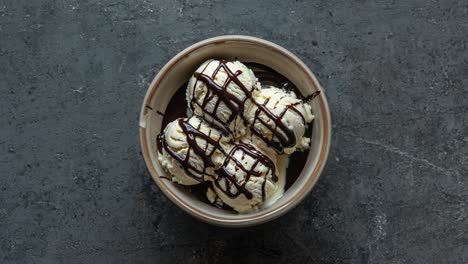 helado de vainilla con salsa de chocolate