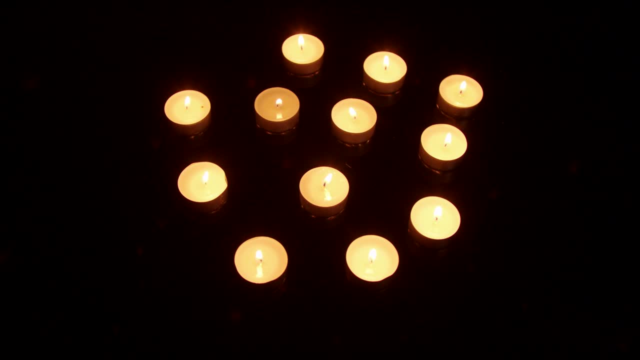 위에서 회전하는 티라이트의 어리