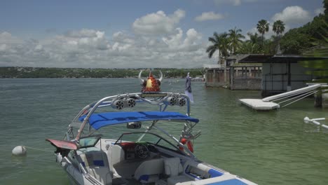 barco con casco vikingo en la orilla del lago