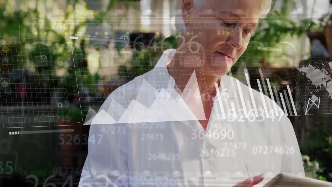 Animación de procesamiento de datos sobre una mujer caucásica mayor usando una tableta digital en el jardín