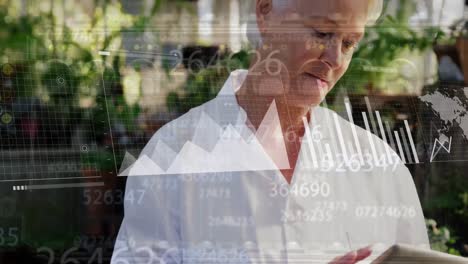 animación de procesamiento de datos sobre mujer anciana caucásica usando tableta digital en el jardín