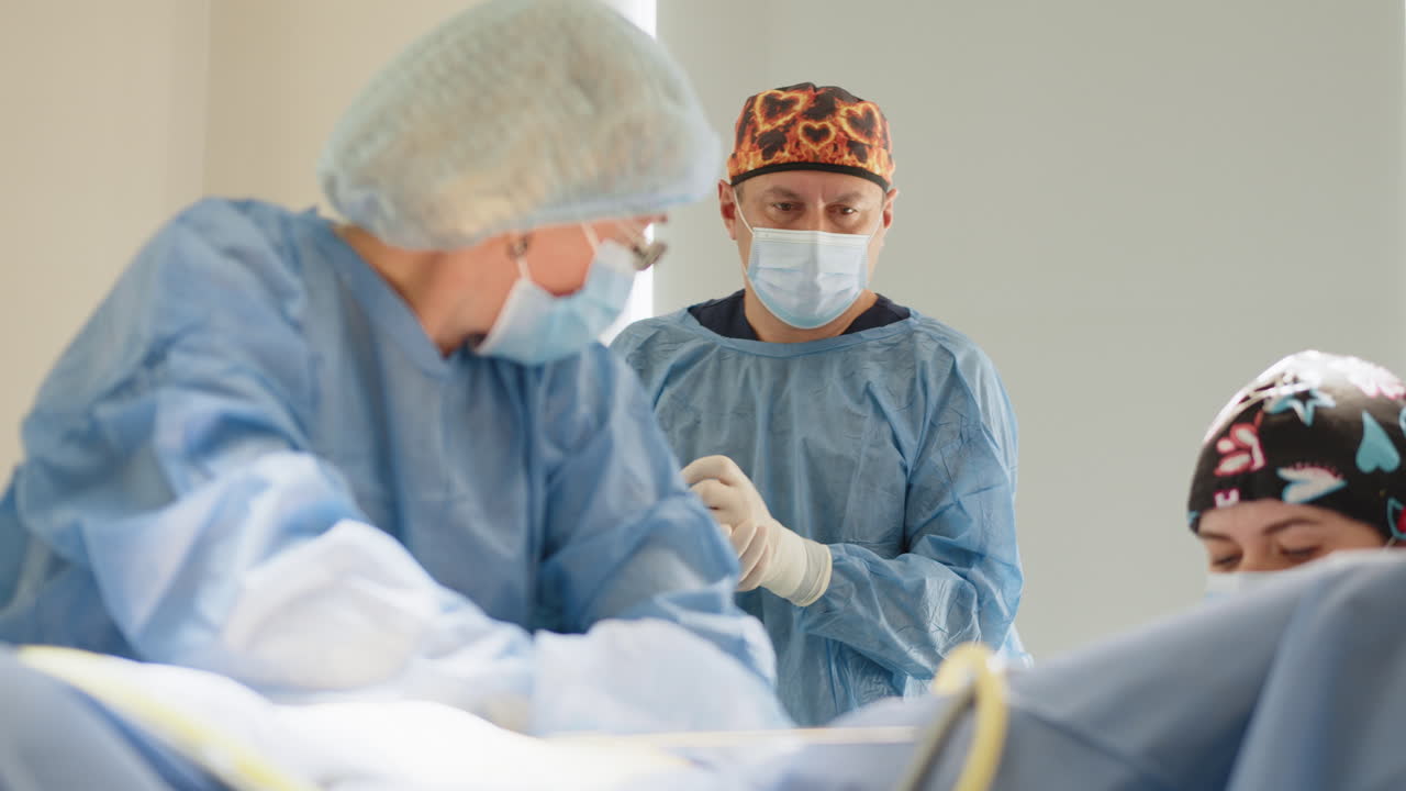 수술팀이 수술 중입니다.