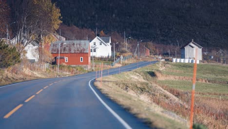 Un-Viaje-Por-Carretera-A-Través-Del-Campo-Escandinavo