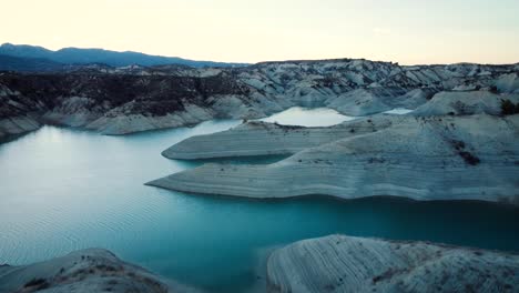 Puesta-De-Sol-En-Los-Barrancos-De-Gebas-En-La-Región-De-Murcia,-España,-Con-Sus-Cañones-Y-Su-Lago