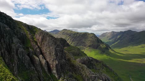 Highlands-Escocesas-Impresionantes-Montañas-Verdes-En-Glencoe,-Escocia,-Reino-Unido